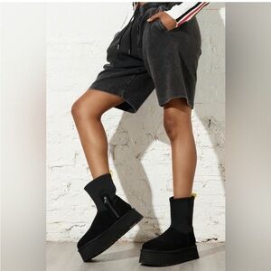 UCG
UGG Women's Classic Dipper platform in black size 8  NEW